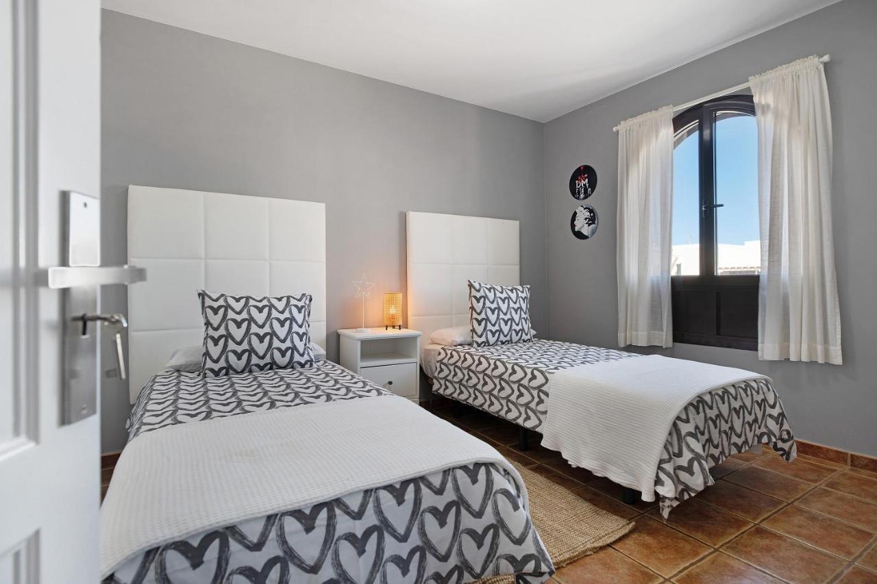 Apartamentos La Estrella III Плая Бланка Екстериор снимка